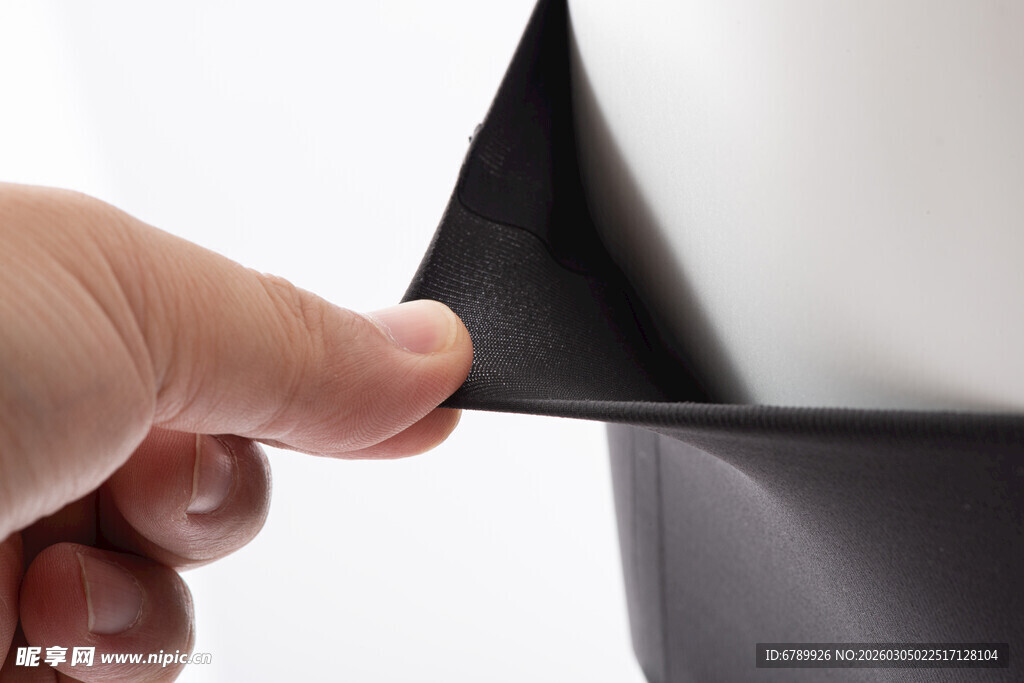 手捏黑色内裤边缘展示材质
