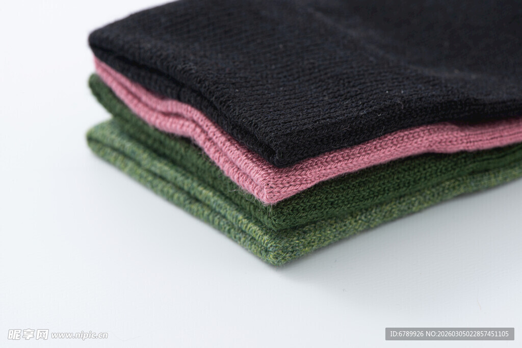 多彩叠放的柔软棉袜