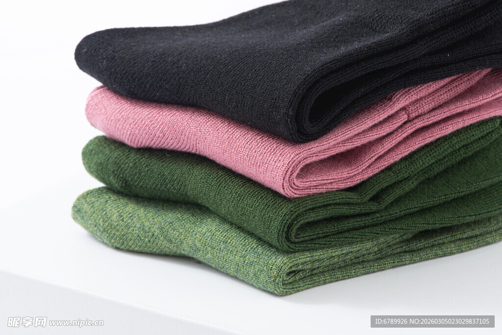 多彩叠放的棉袜