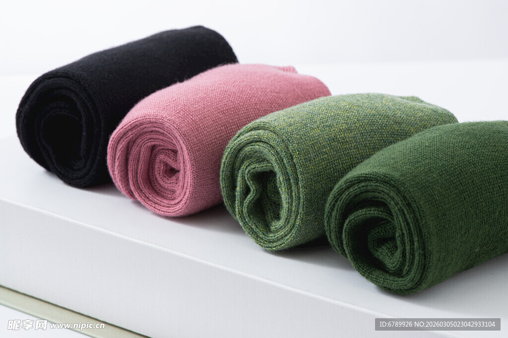 多彩卷状棉袜整齐摆放