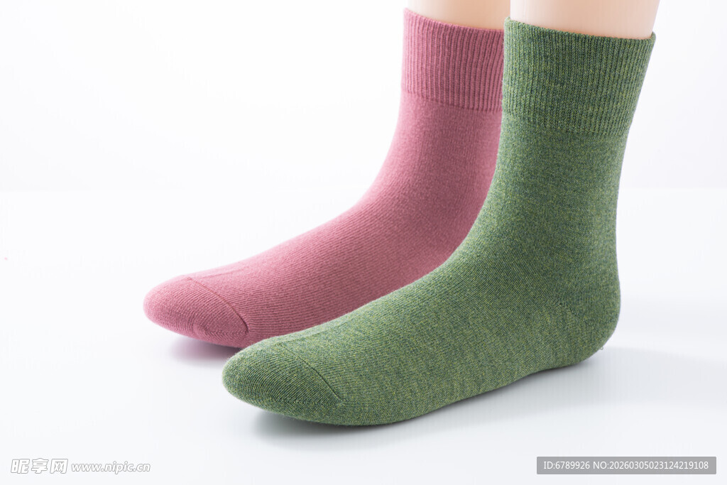 两双色彩鲜艳的女士袜子