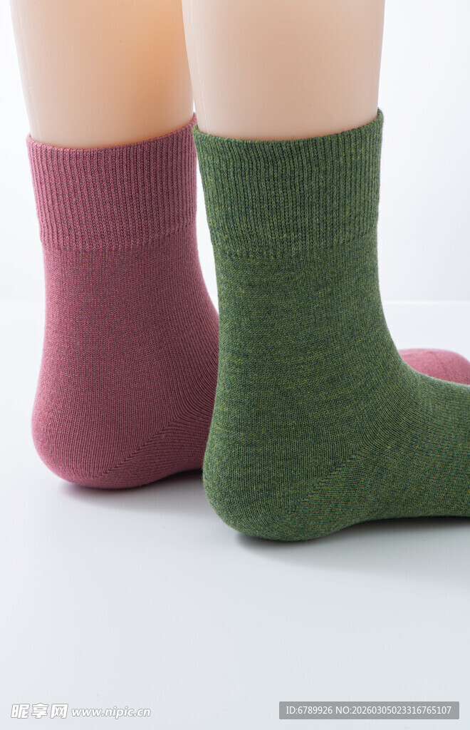 两双色彩各异的女士袜子