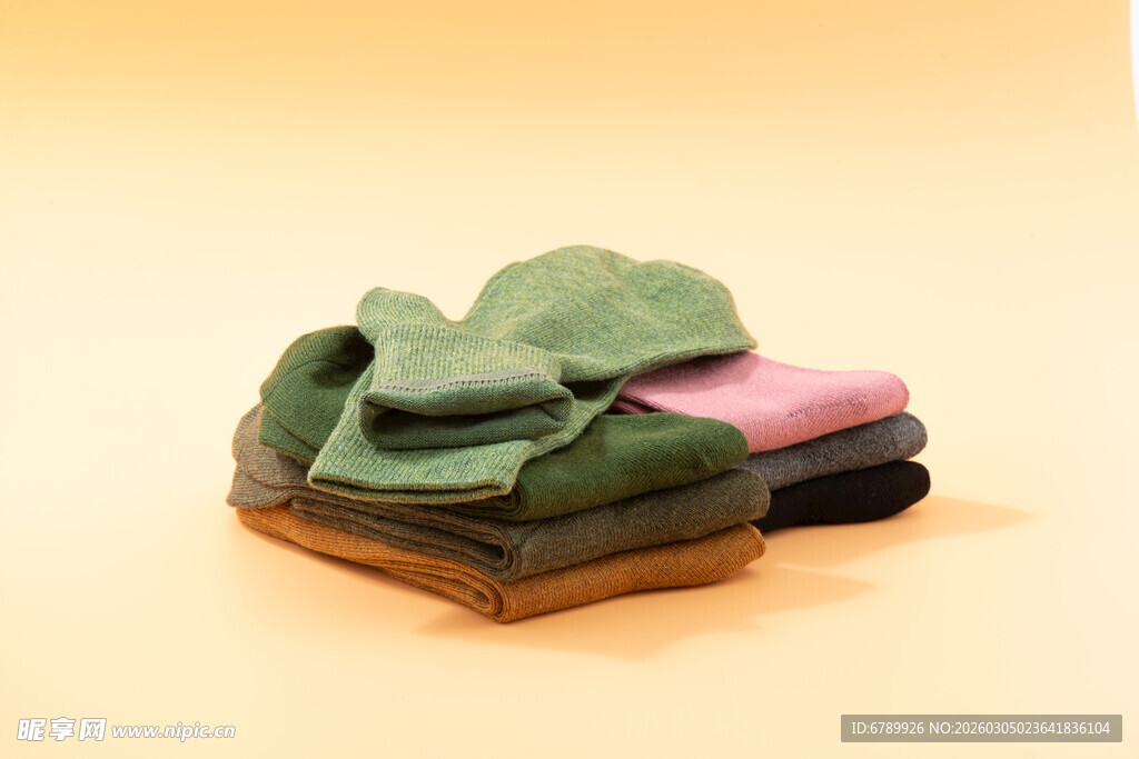 叠放整齐的多彩棉袜