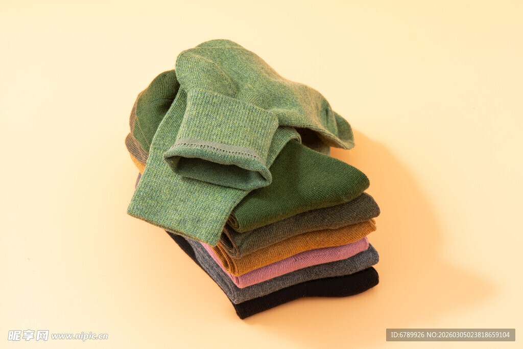 叠放的多彩袜子
