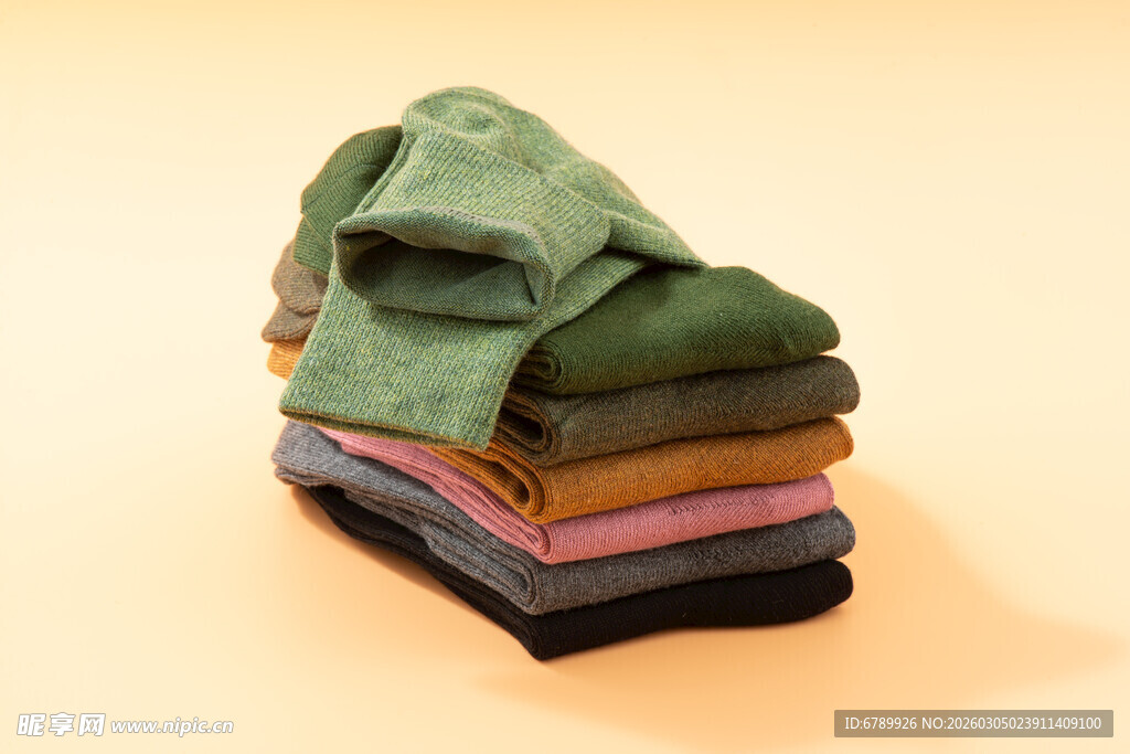 多彩叠放的棉袜