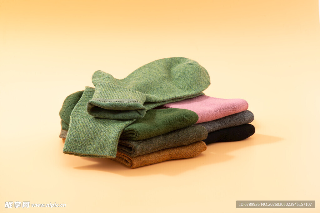 叠放整齐的多彩棉袜