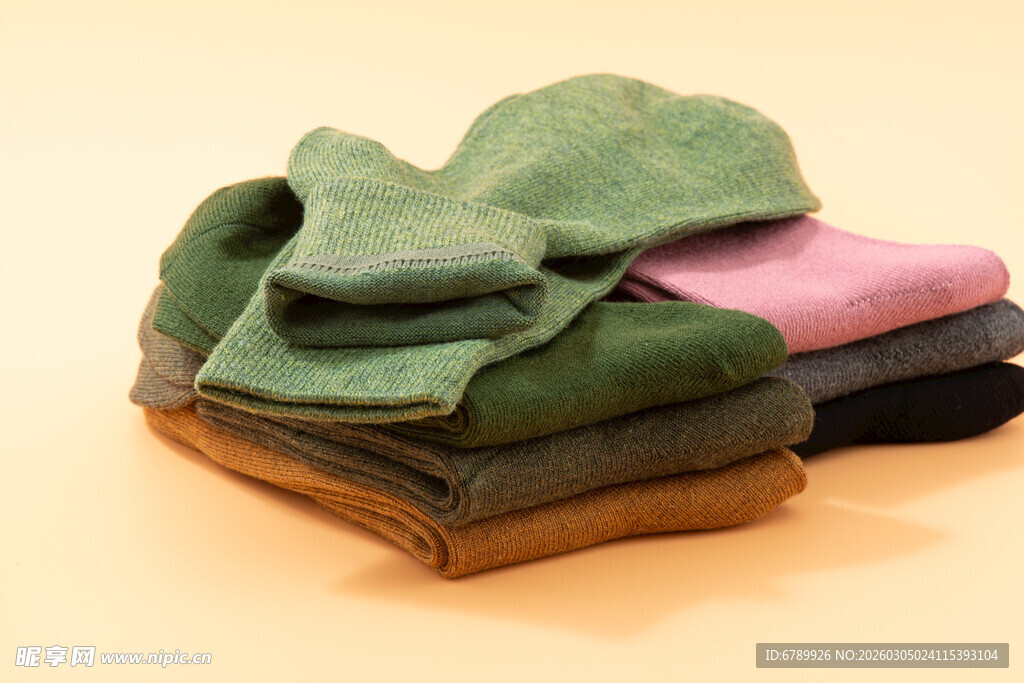 多彩叠放的棉袜