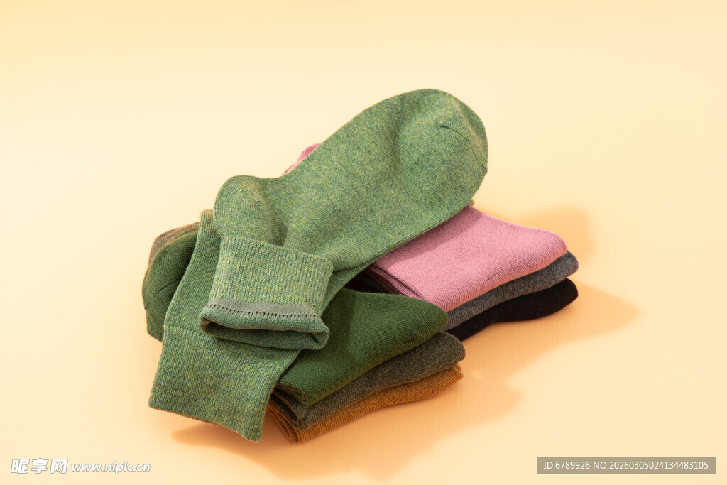 叠放的多彩袜子