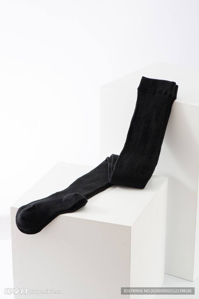 黑色长筒袜展示于白色台