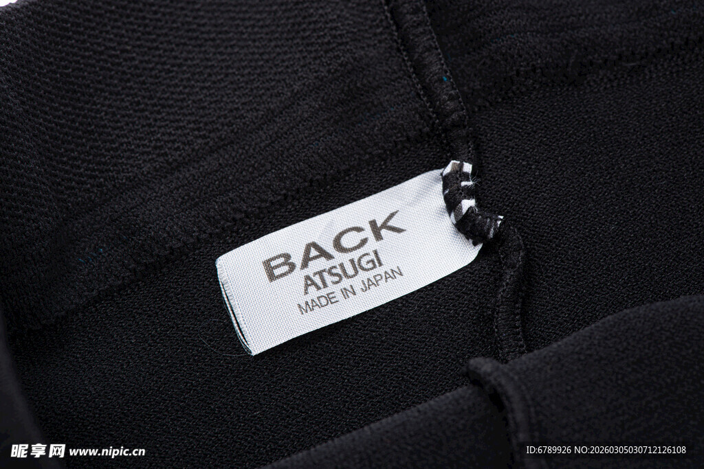 黑色衣物上的BAOK品牌标签