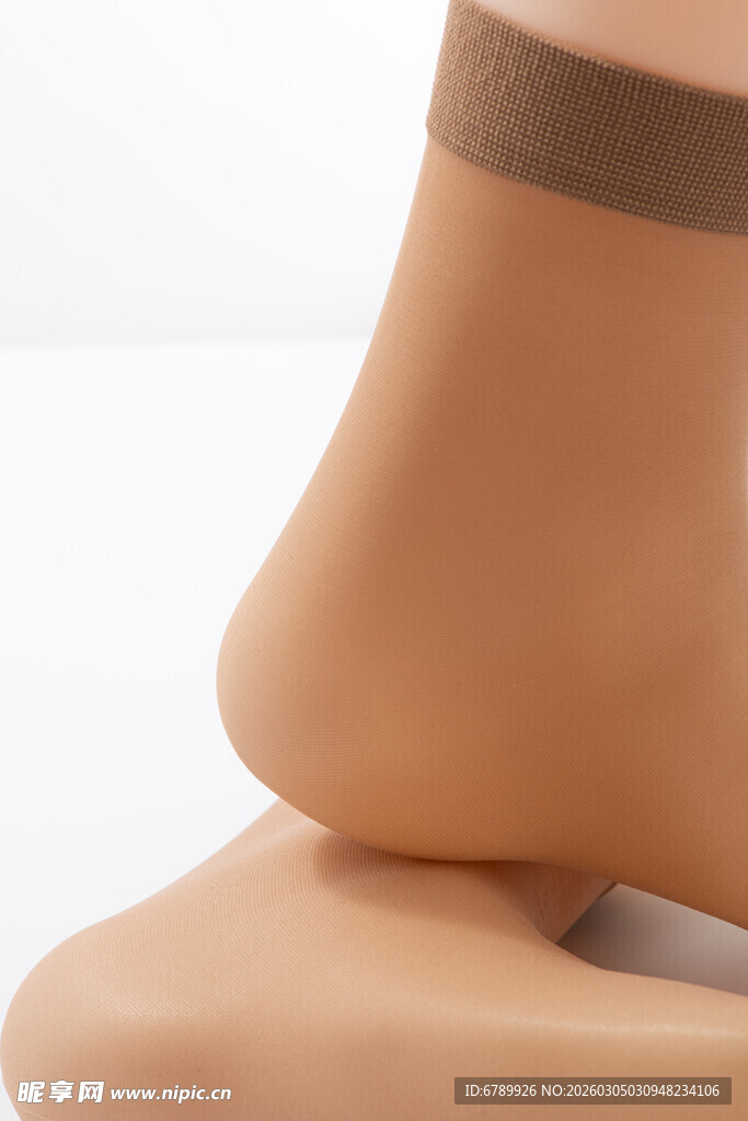 裸色短袜展示脚部细节