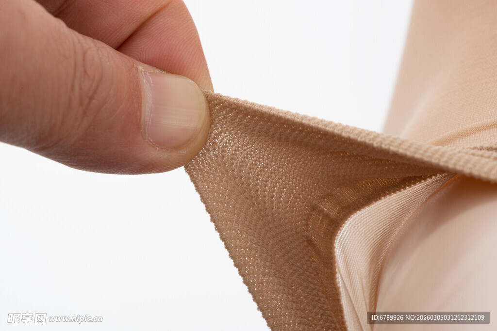 手捏米色丝袜边缘