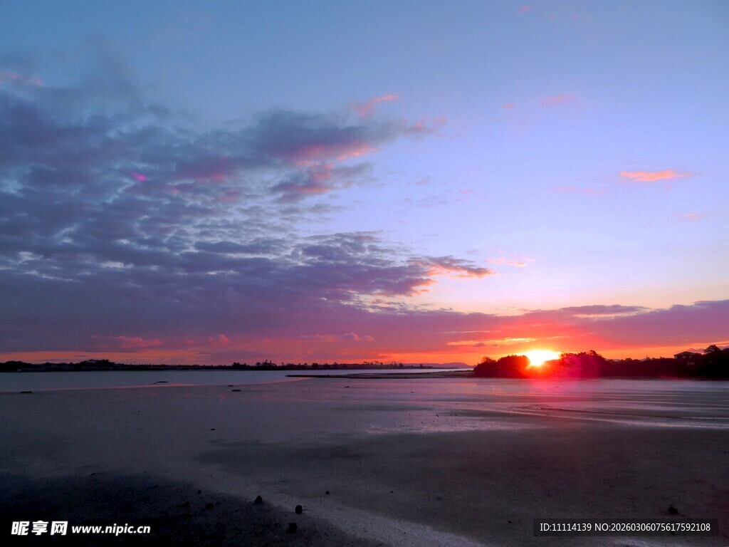 夕阳下的海滨美景