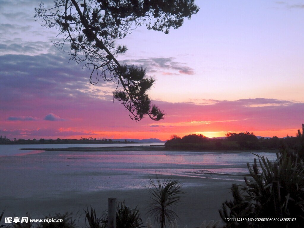 日落时分的宁静海滨风光