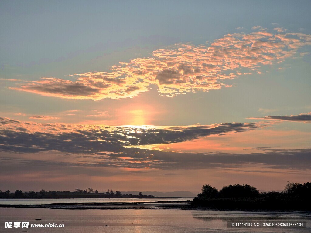夕阳下的海滨美丽