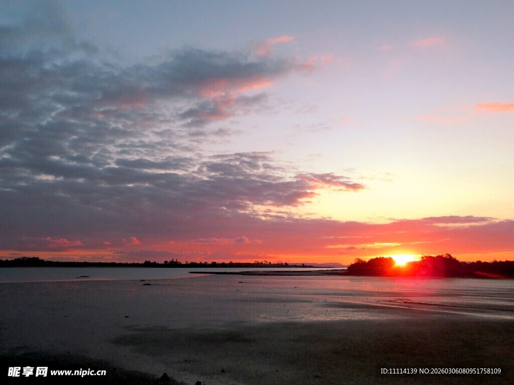 夕阳下的宁静水面景色