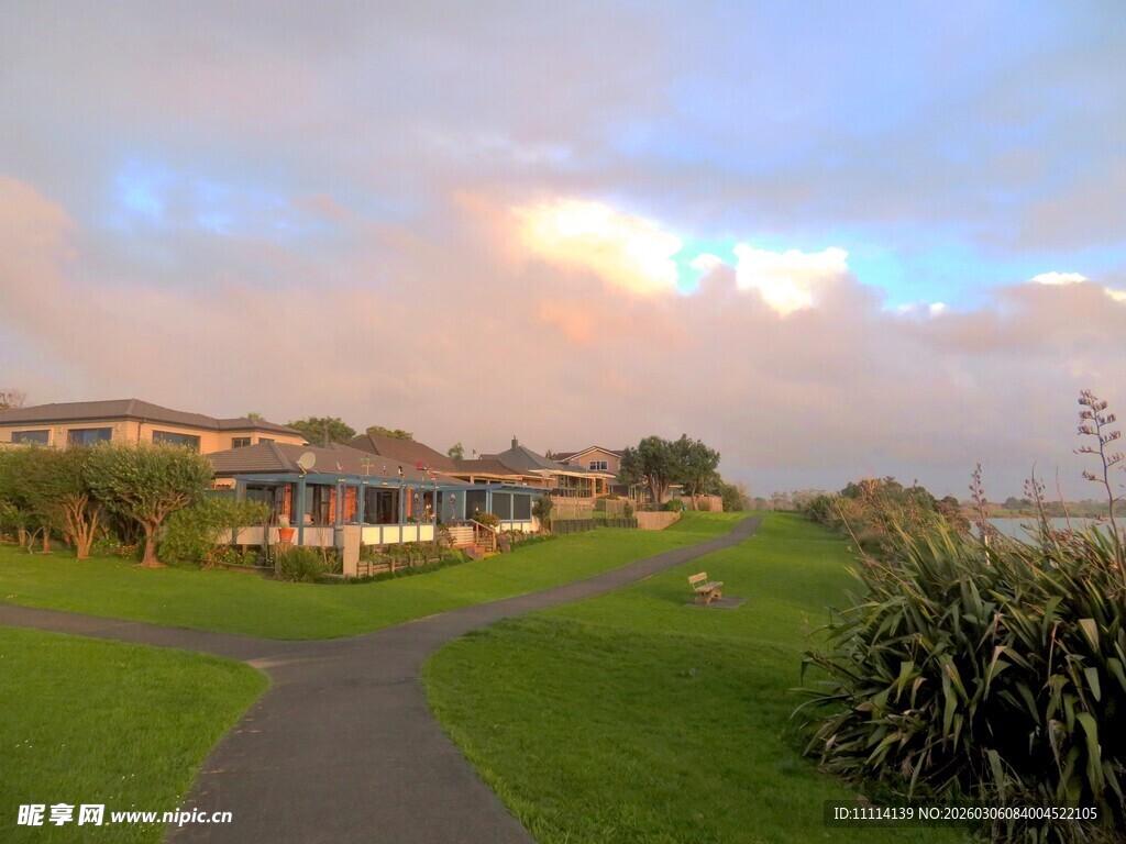 黄昏下的草地与远处建筑