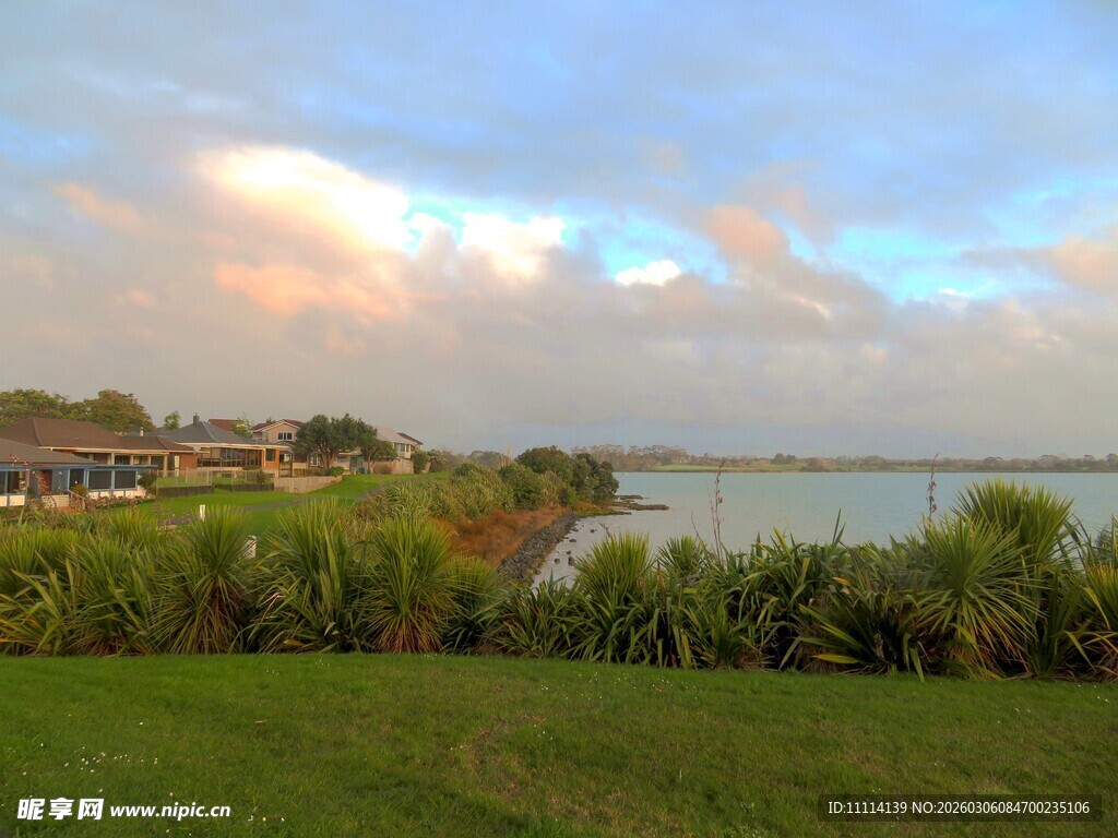 海滨云影天光映绿野美景