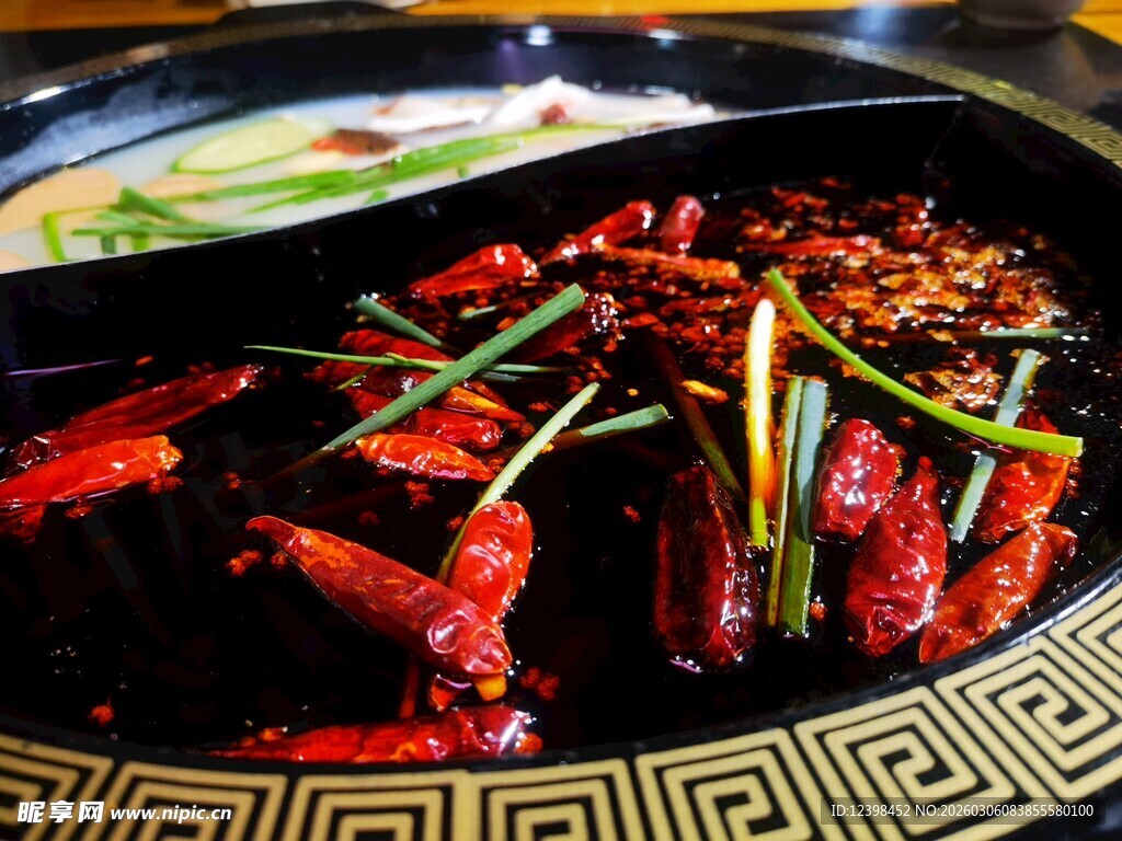 麻辣鲜香的诱人红汤火锅