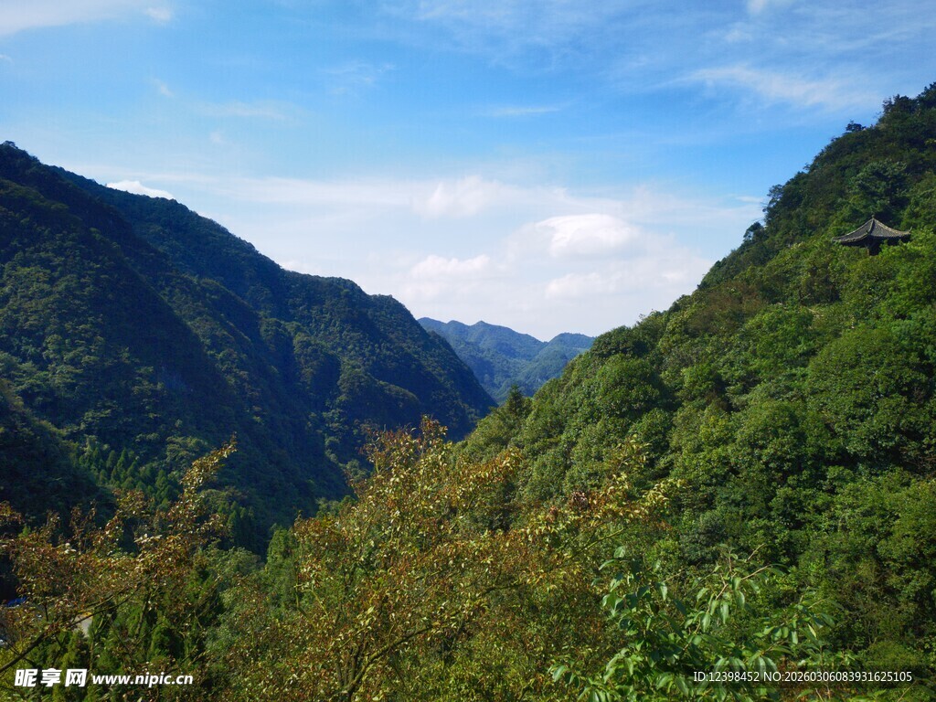 青山翠谷间的秀丽风光