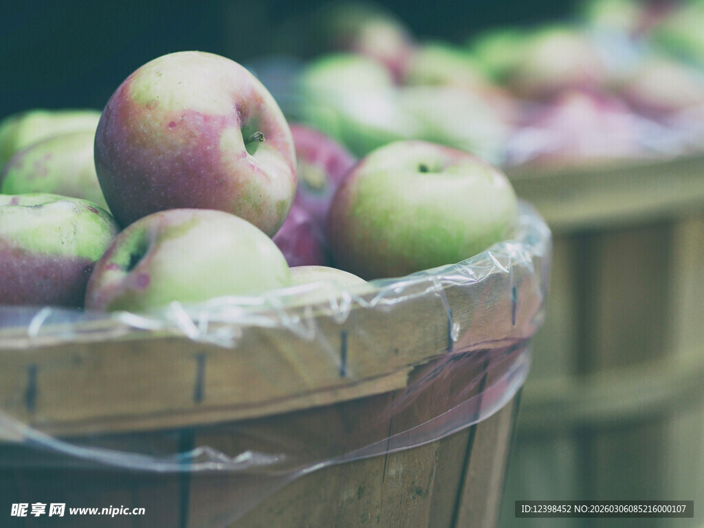 木桶中堆放的新鲜苹果