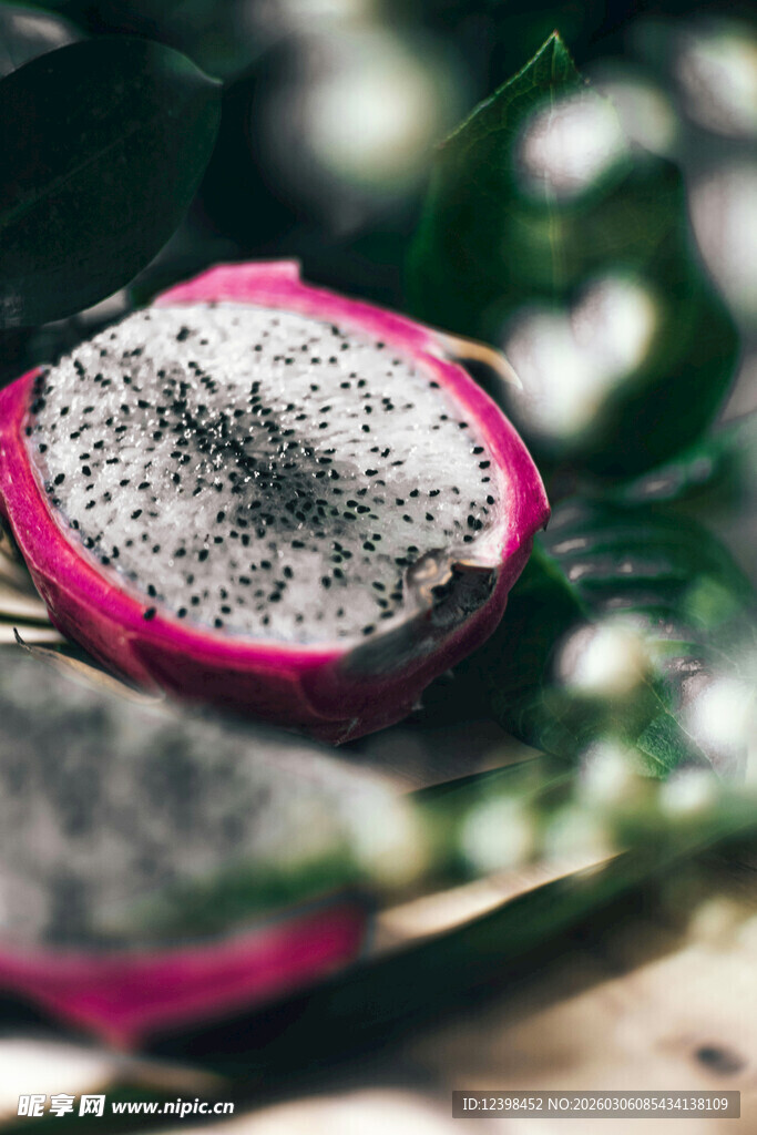 切开的红心火龙果特写