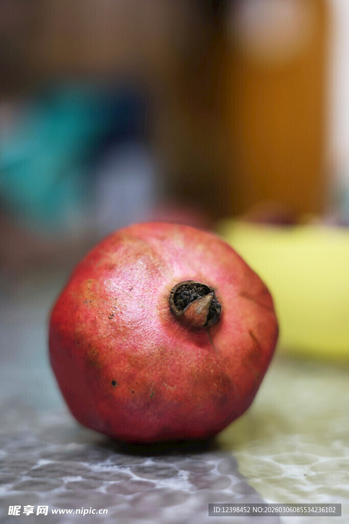 鲜红饱满的单个新鲜石榴