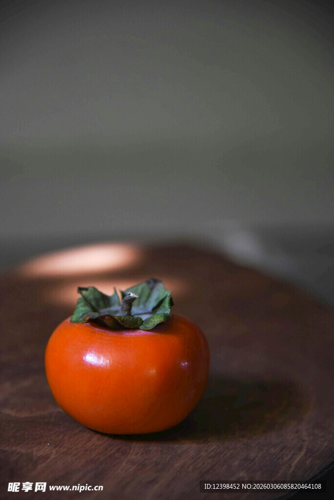 木盘上的鲜橙柿子