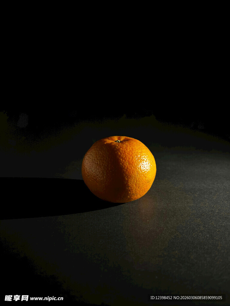 黑暗中独放光芒的橙子