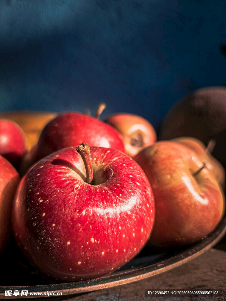 盘中红苹果