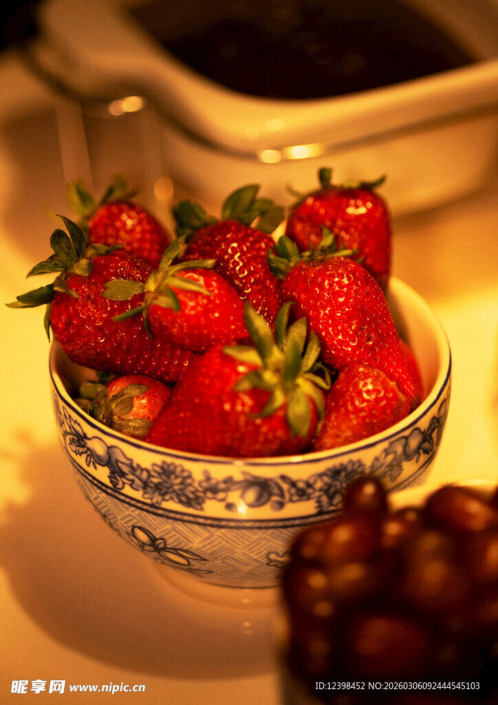 瓷碗中的新鲜红草莓