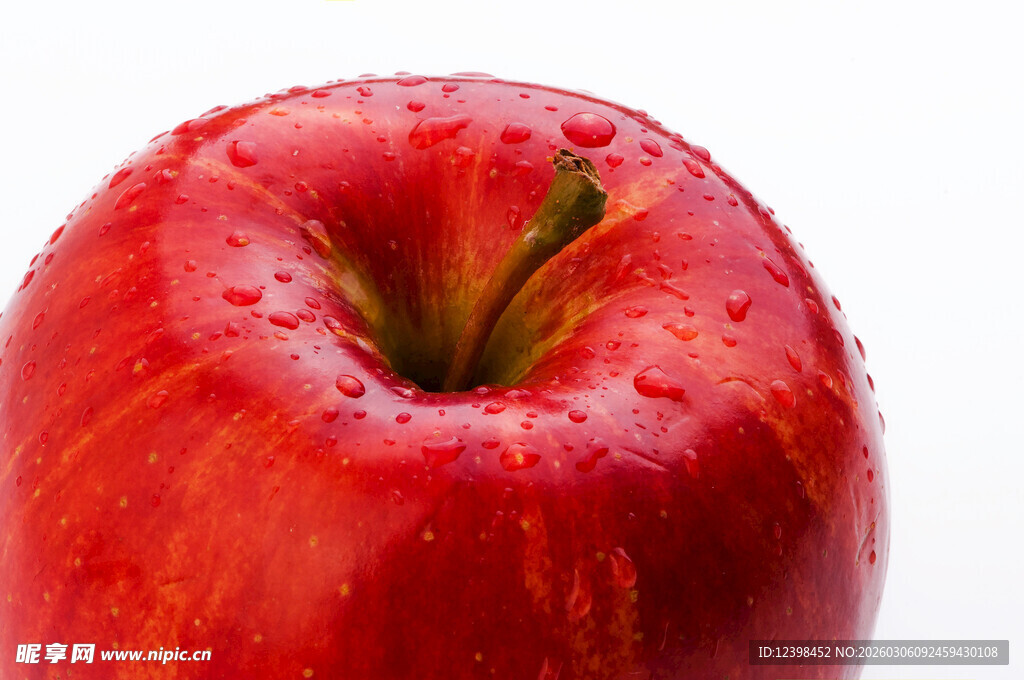红苹果上的晶莹水珠