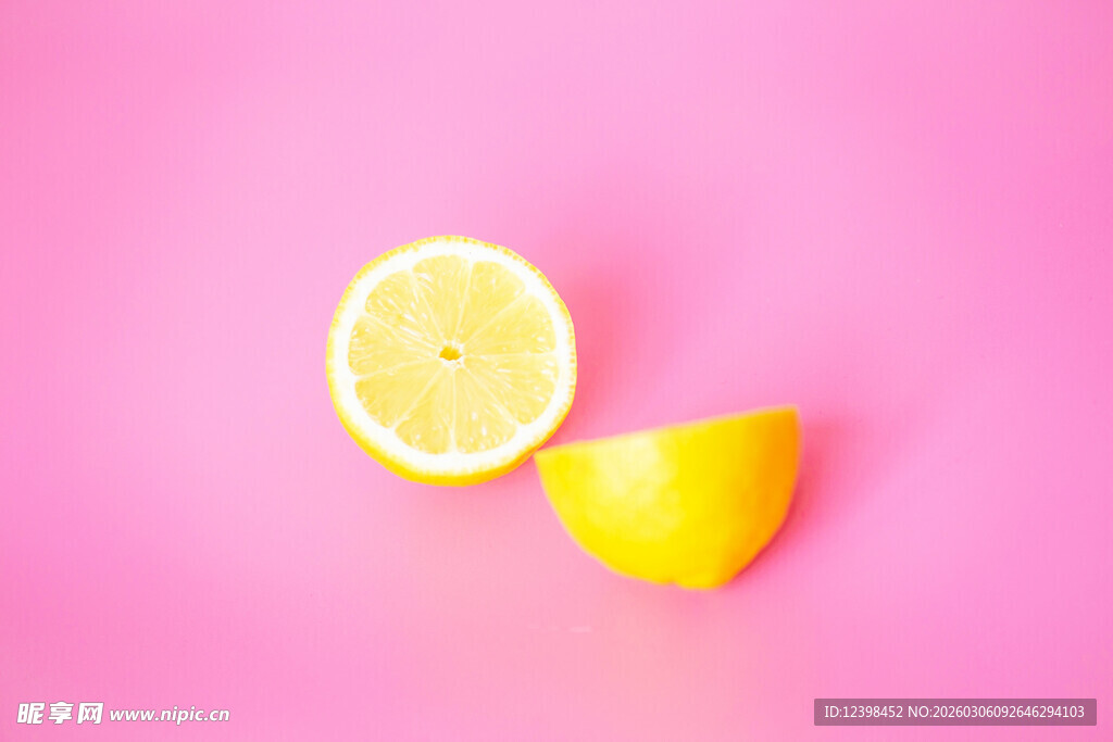 粉色背景上的柠檬切片