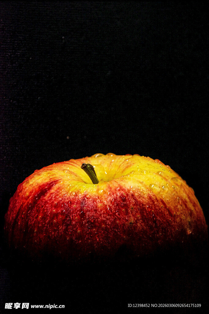 红黄色调下的单个苹果