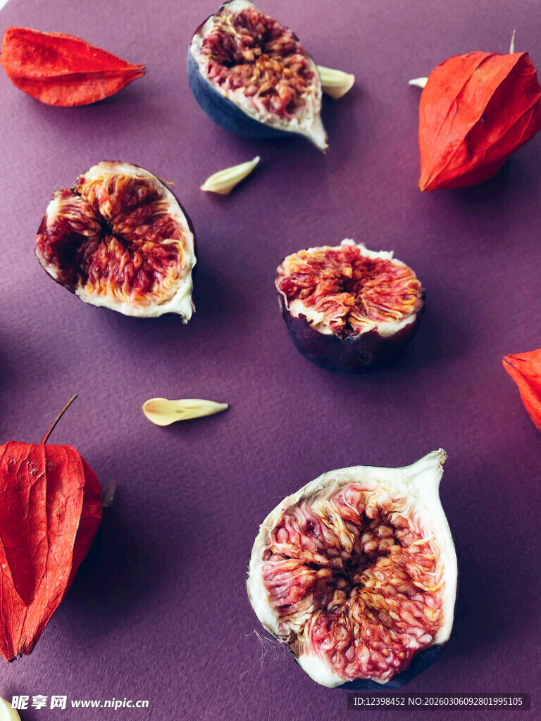 紫色背景上的新鲜无花果
