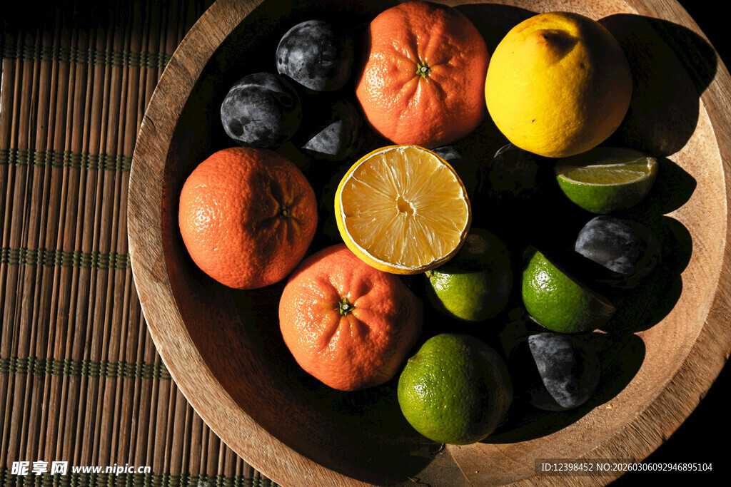 木碗中的多彩新鲜水果