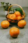 竹篮里的新鲜小橘子