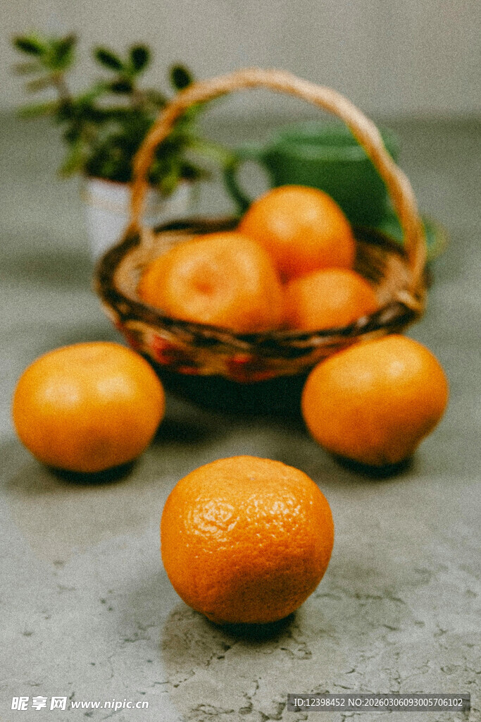 竹篮里的新鲜小橘子