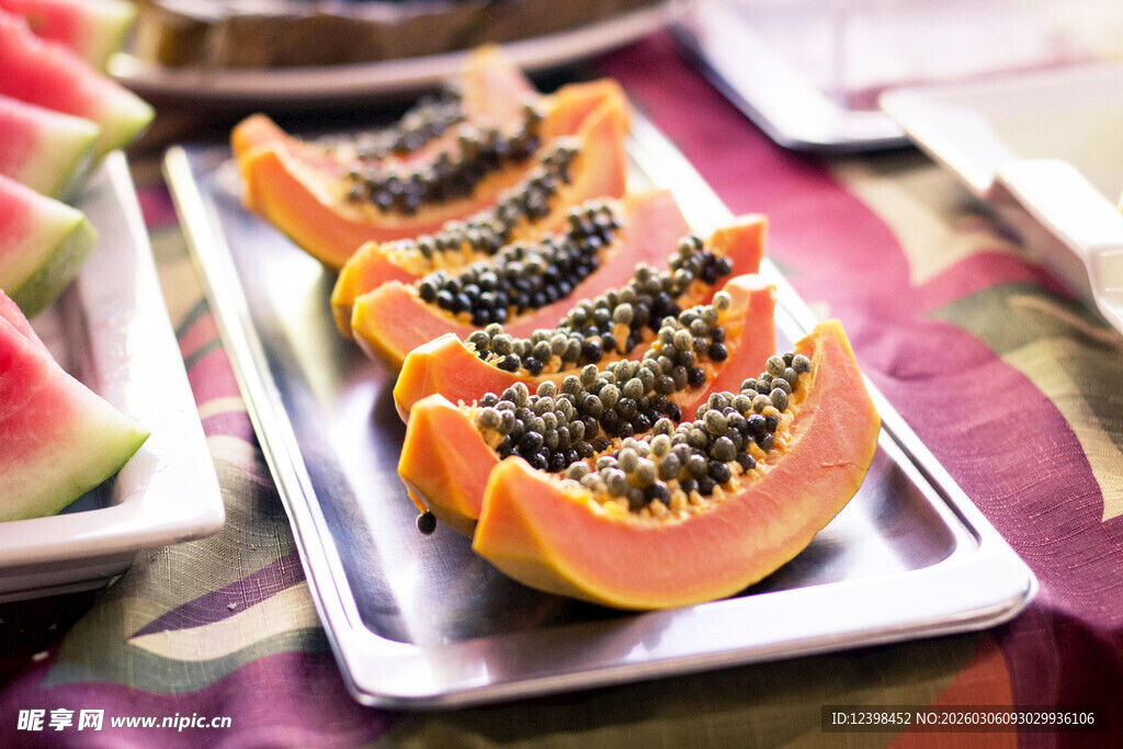 美味切开的木瓜摆盘