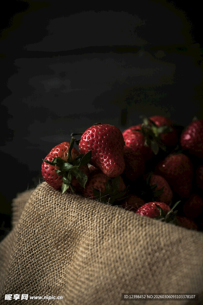 麻布袋中的新鲜红草莓