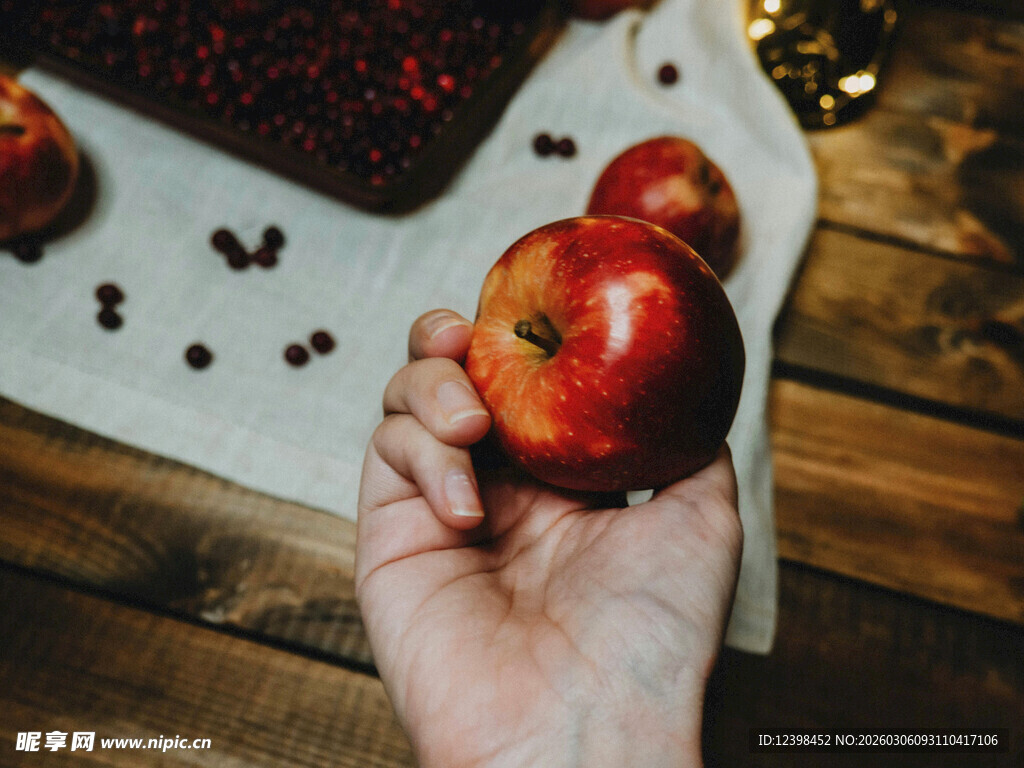手捧鲜红苹果的温馨画面