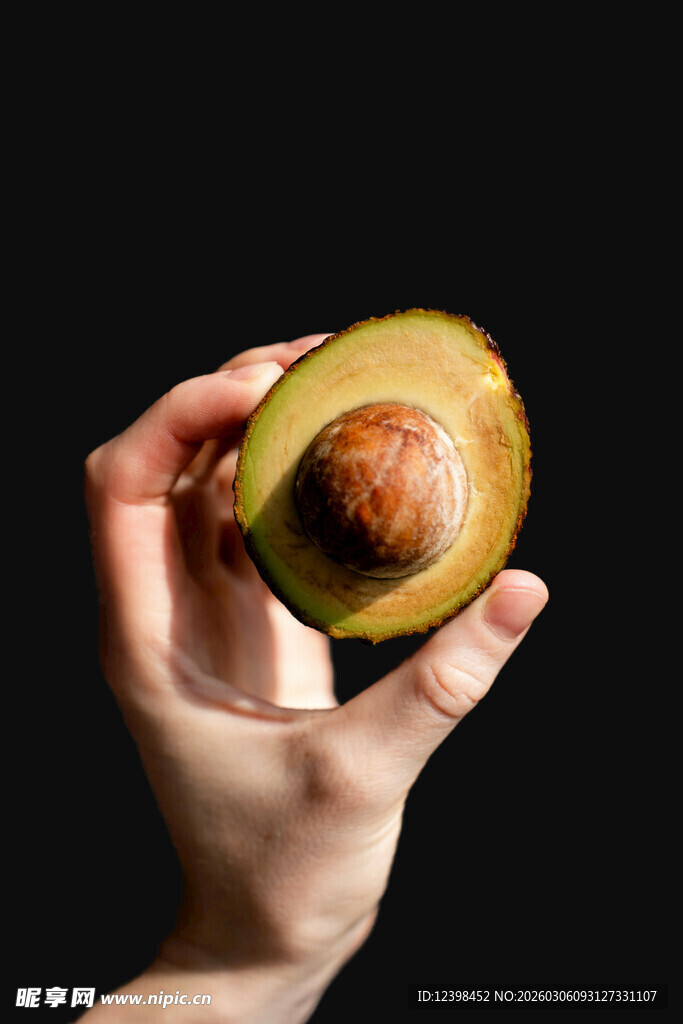 手捧半颗新鲜牛油果