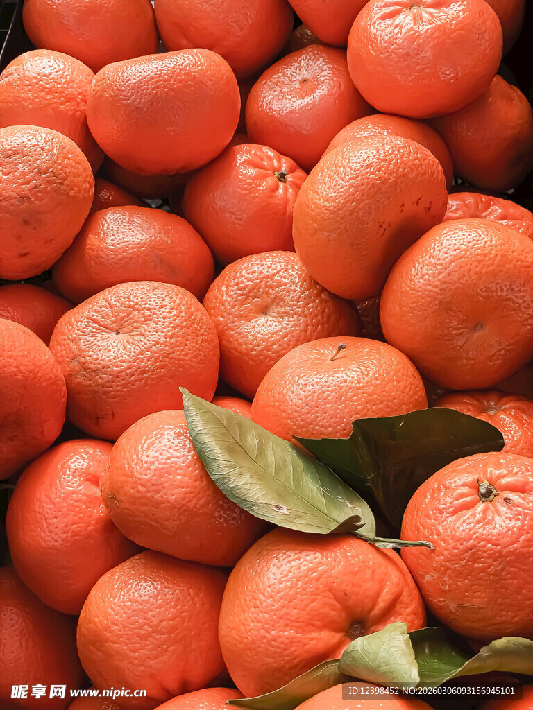 一堆饱满的新鲜橘子