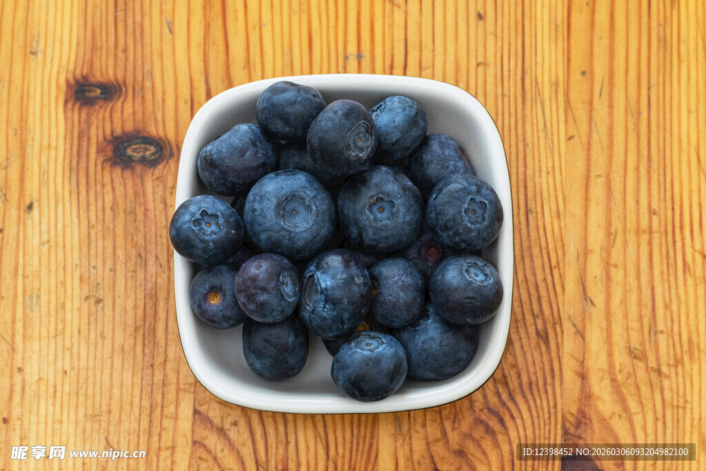 白碗中的新鲜蓝莓