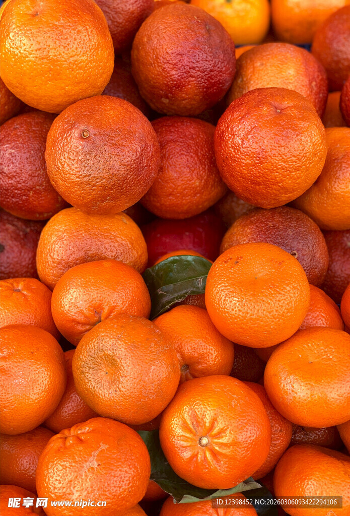 一堆色泽鲜艳的新鲜橘子