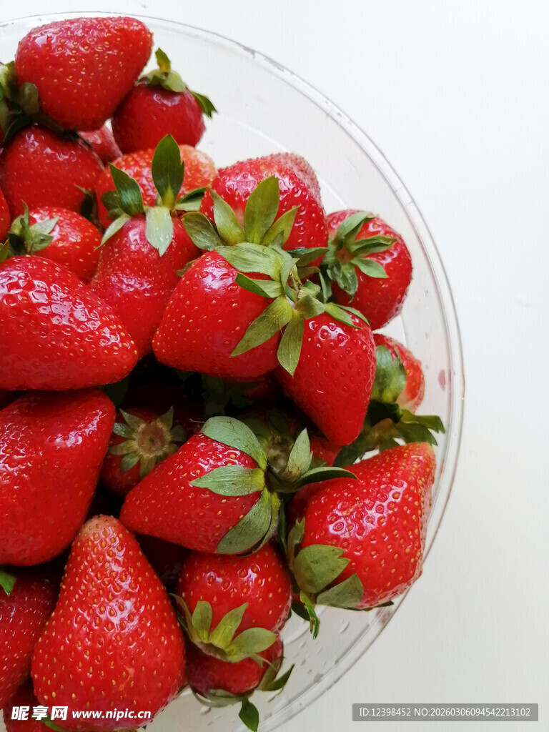 碗中新鲜草莓色泽诱人