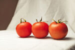 三颗鲜润西红柿