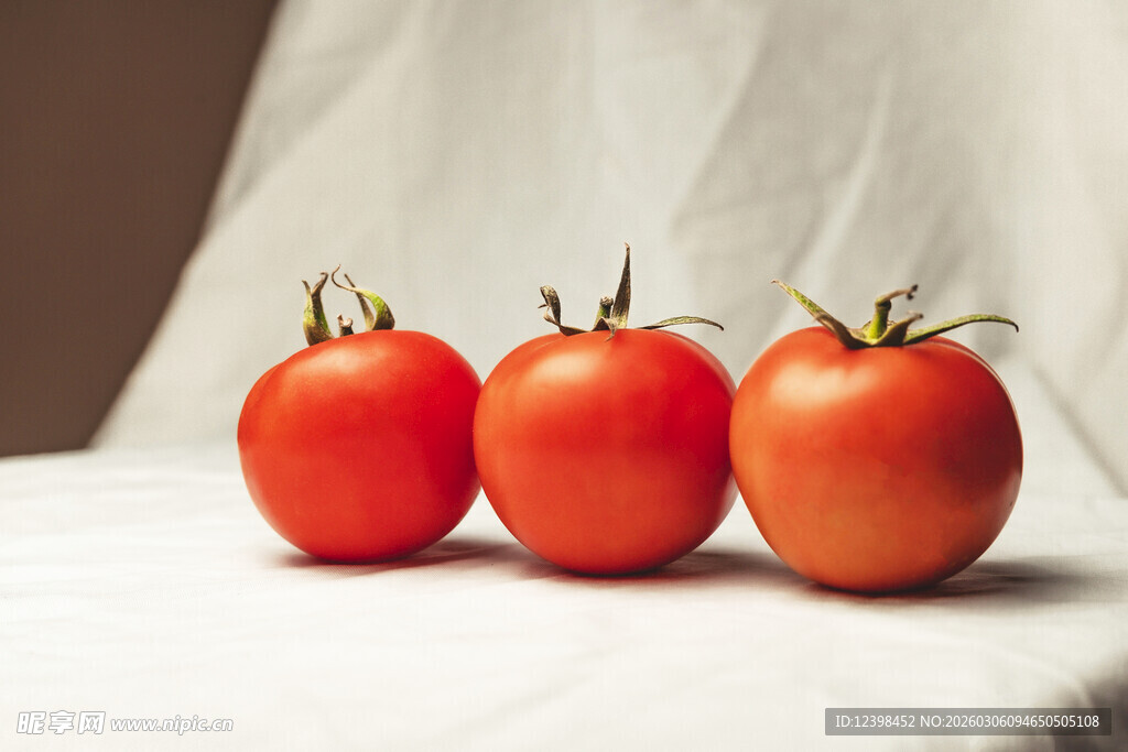 三颗鲜润西红柿