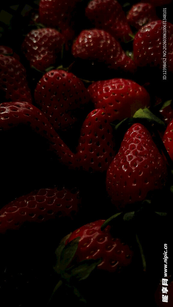 新鲜饱满的红草莓