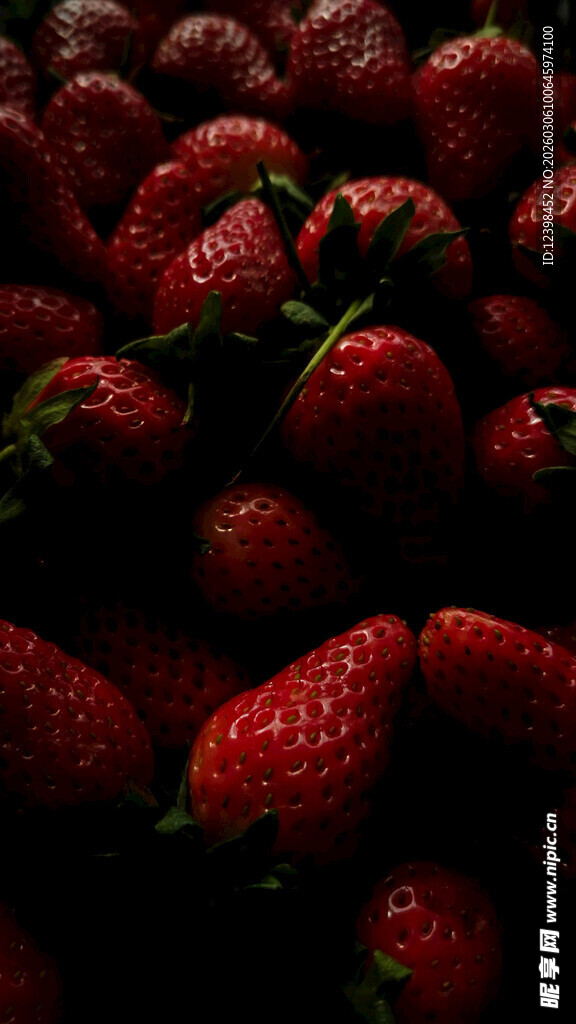 新鲜饱满的红草莓